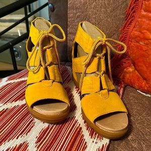 Sorel Wedge Lace Sandals Size 9 Slightly used, only worn a couple time. Yellow